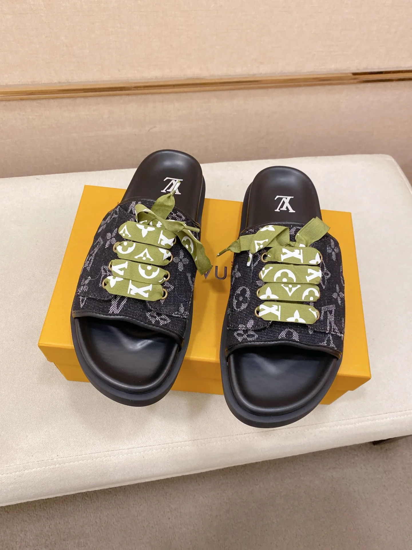 Men's shoes 💰: 340💰Made by LV🔍Top purchasing agents. Men's spring and summer slippers are available at the same counter. The uppers are imported cowhide from Italy, with logo graphics and high-quality craftsmanship. Soles: original soles specially provided by the original factory. Exclusive movable molded soles are super comfortable. Original goods follow orders. 🔍🔍High quality. You can enter and exit the counter at will. Welcome to compare. Size 38-44.